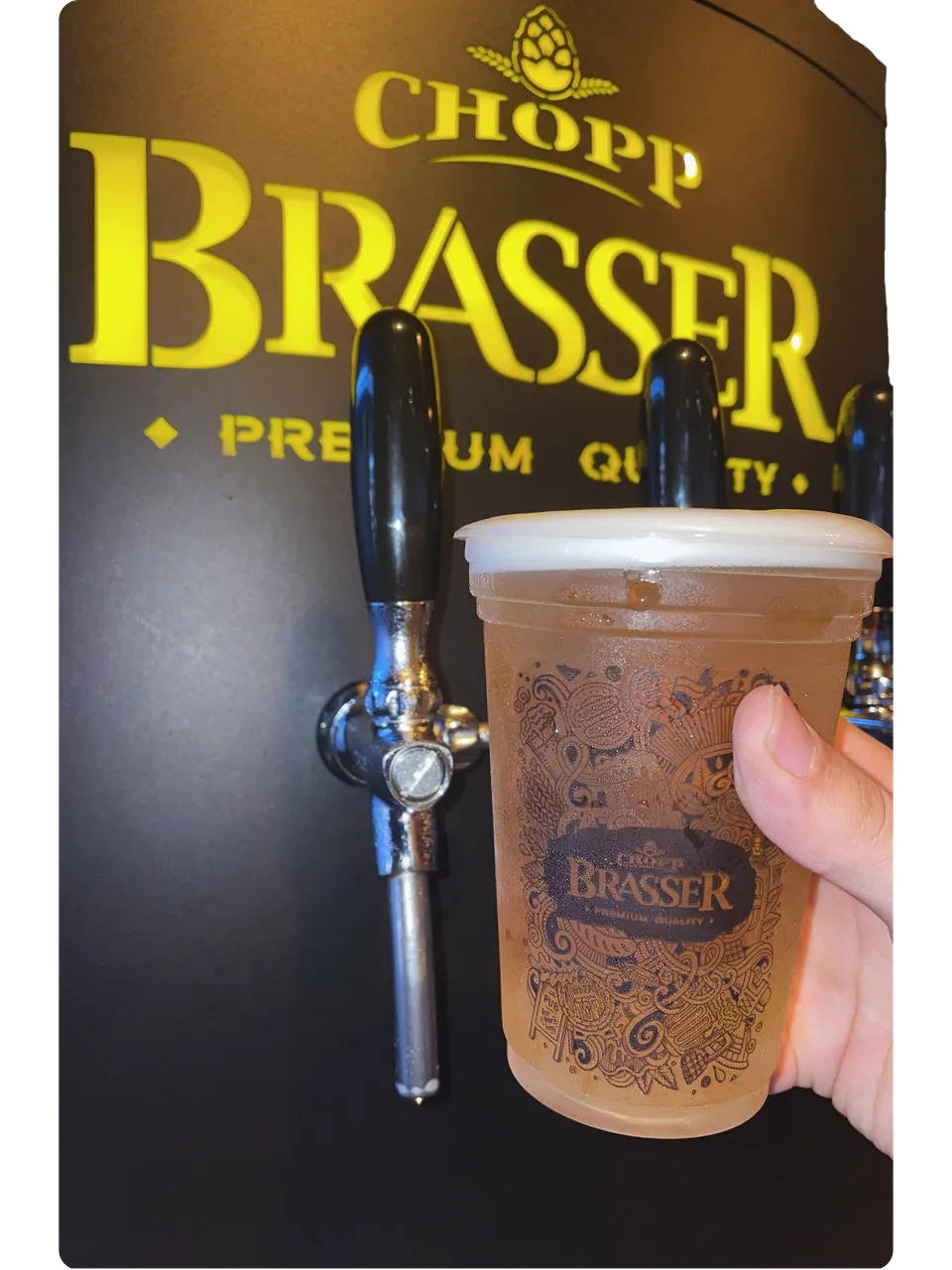 Chopeira Brasser servindo um copo de chopp